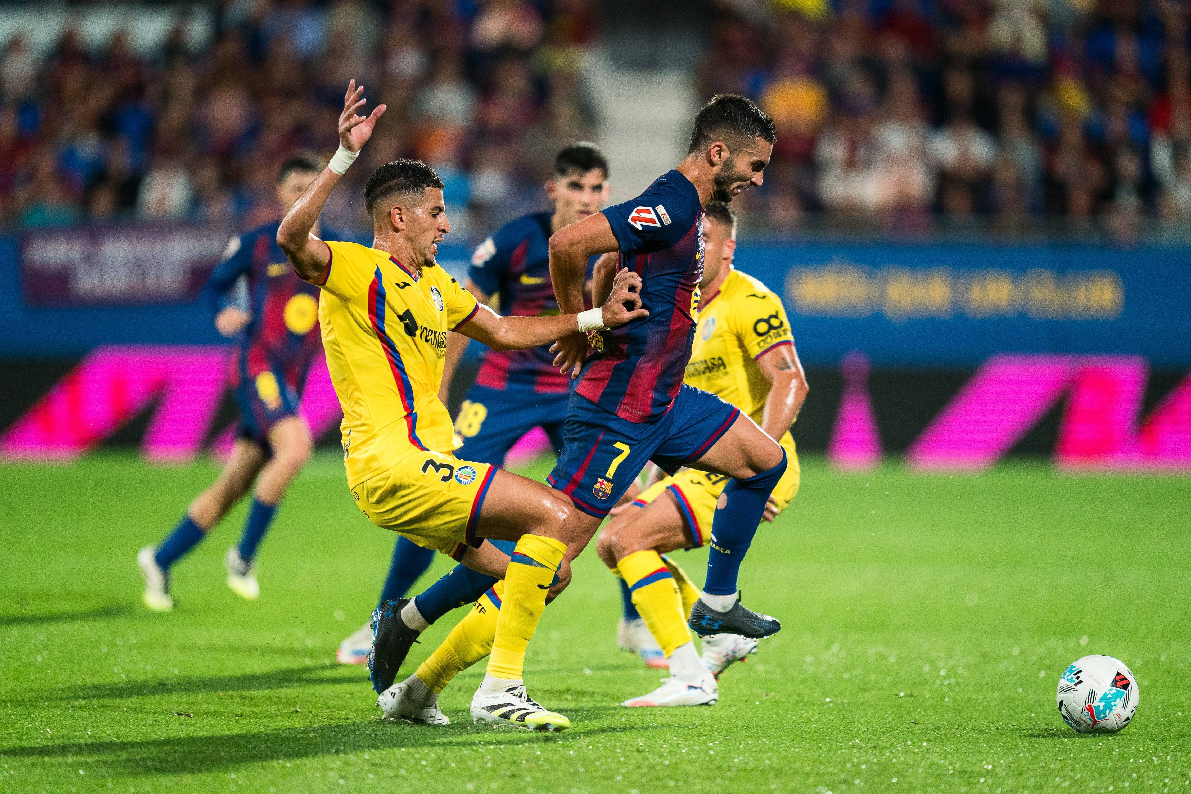 足球联赛球场精彩战况，球迷心情激动(足球赛场的优美句子)