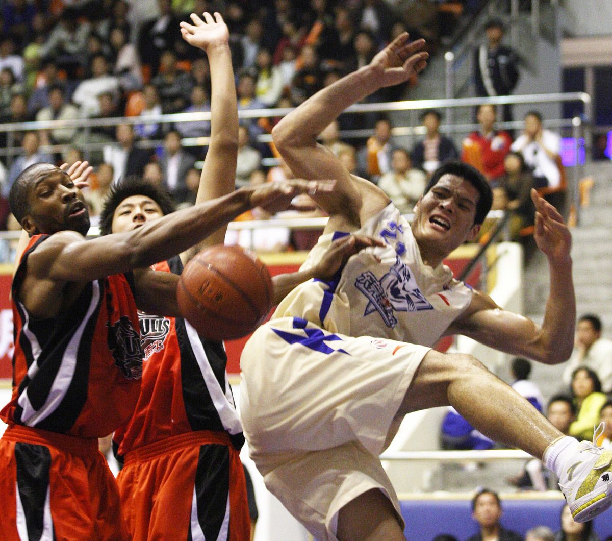 麻将胡了-近期一场激动人心的篮球赛事再次掀起高潮