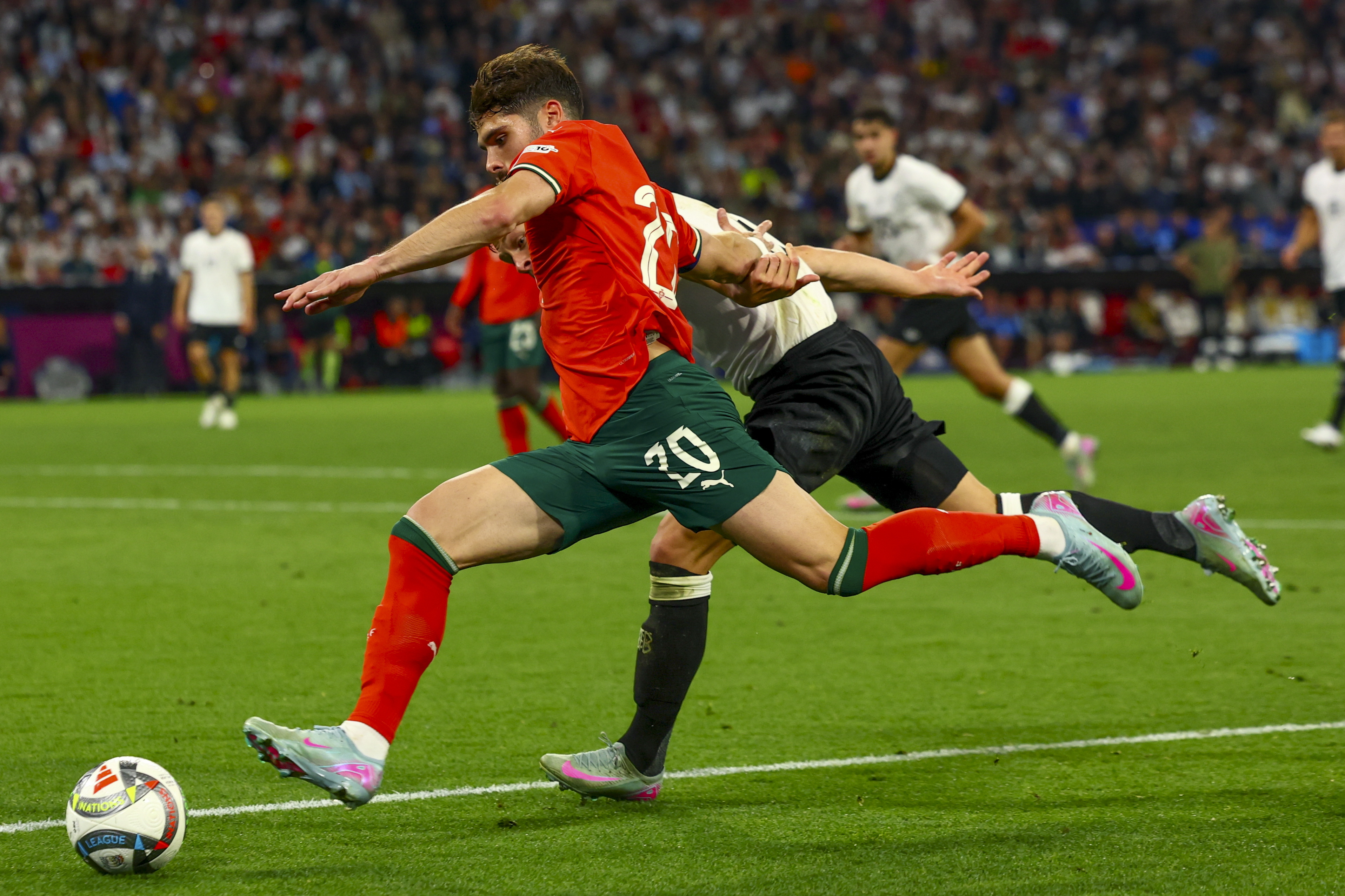 包含足球经典对决：欧国联联赛发生戏剧性转折的词条